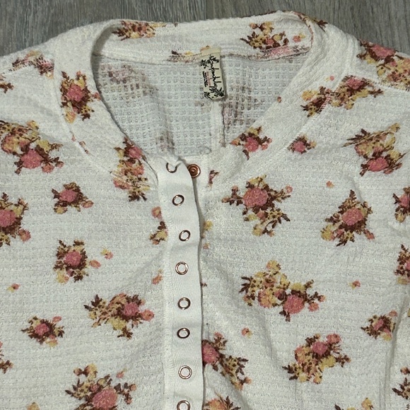 Women's Free People Cream Floral Thermal Shirt - MEDIIUM - Picture 3 of 10